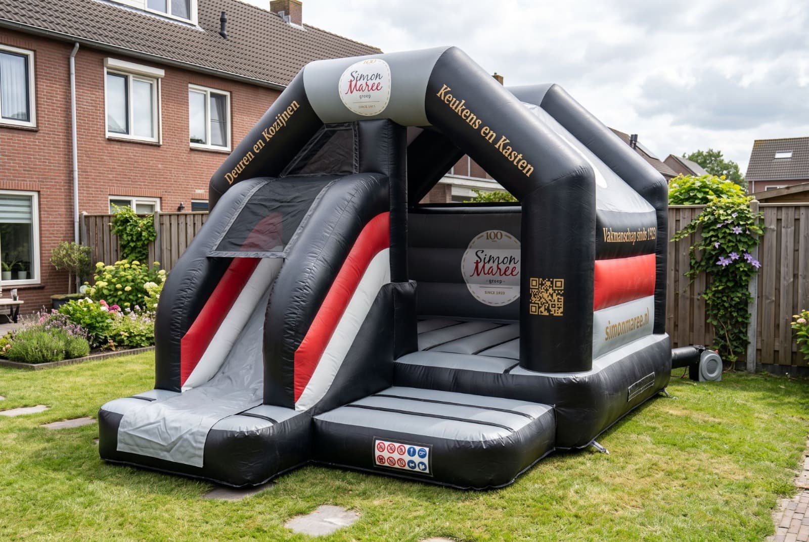 Kinderen op het Simon Maree-springkussen